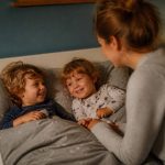 Come aiutare i gemelli a sviluppare una routine serena del mattino e della sera