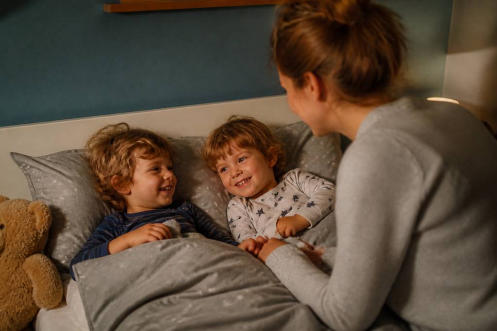Come aiutare i gemelli a sviluppare una routine serena del mattino e della sera